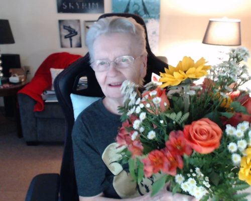 85-летняя "Бабушка Skyrim" после инсульта получила букет цветов от разработчиков